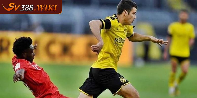 Hậu vệ biên máy chạy dọc đường biên